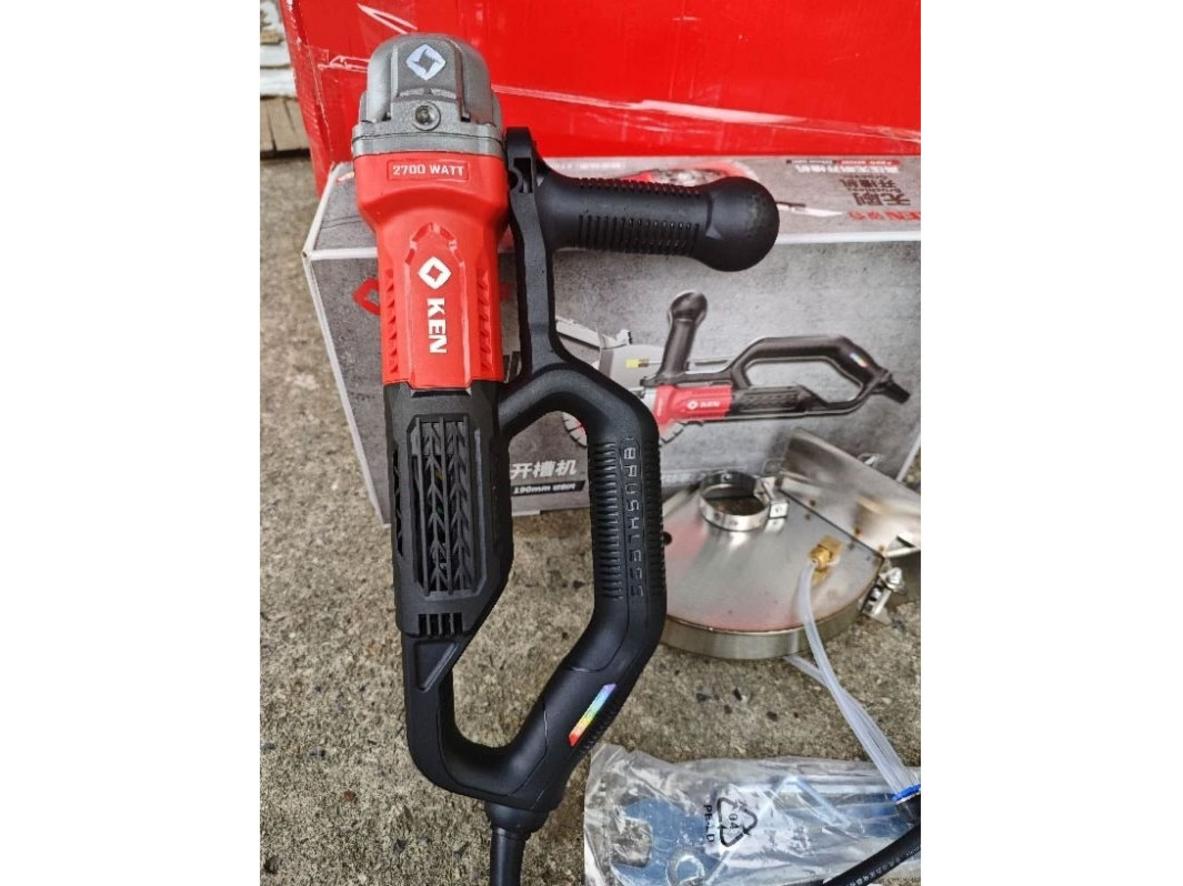 Lưỡi 190mm cắt rãnh sâu tới 65mm — phù hợp cho đa số công việc lắp điện, ống nước. , imagePrompt":"Action shot of the KEN-BA4190 cutting a 65mm deep groove in concrete wall, water spray visible, fine dust suppressed.