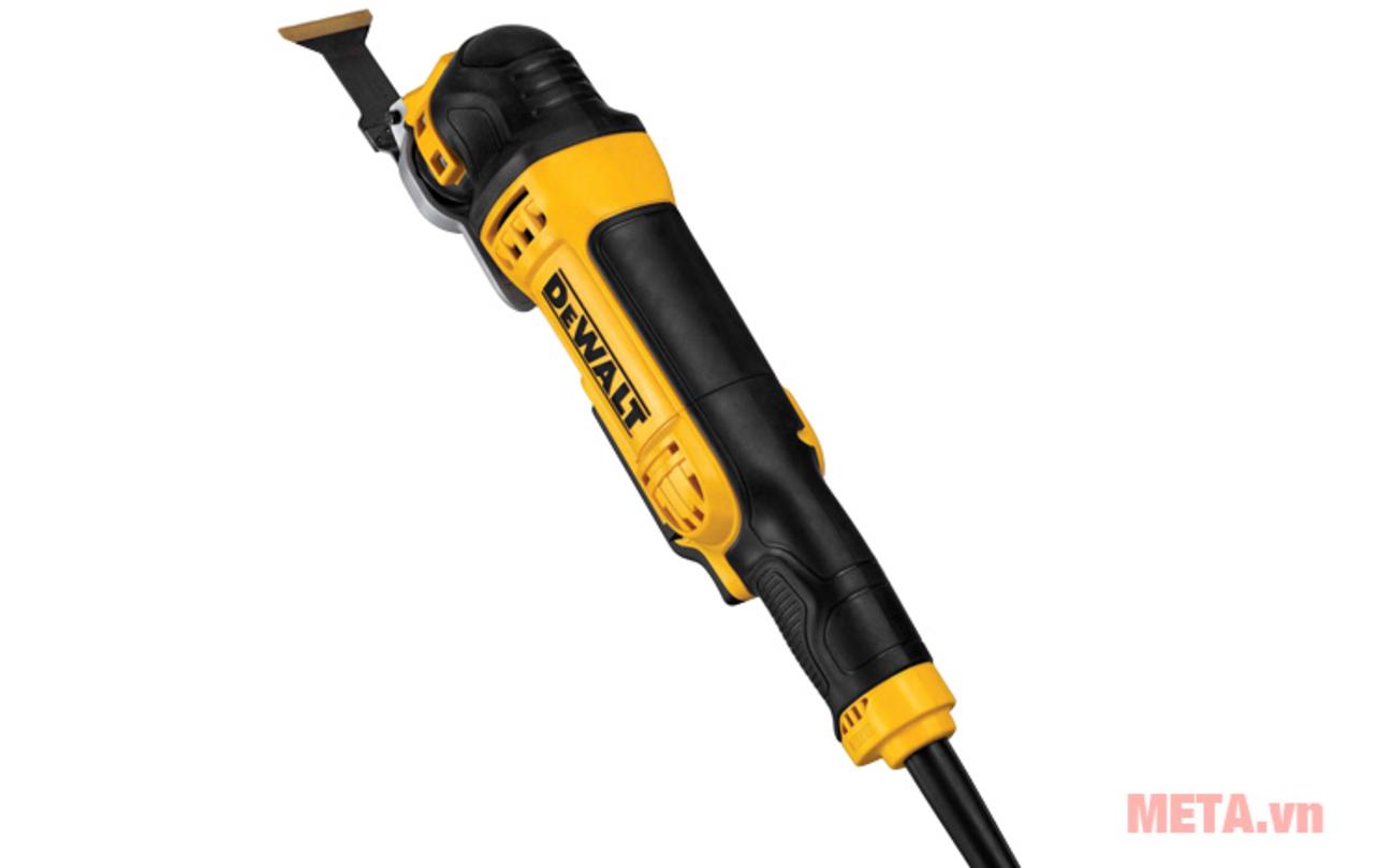 Thiết kế gọn nhẹ, tay cầm chống rung và đèn LED. Image prompt: Kỹ thuật viên cầm máy DeWalt đang làm việc trong không gian hẹp, đèn LED bật sáng vùng cắt.