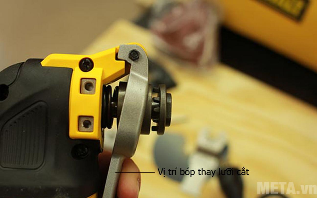 Thiết kế gọn nhẹ, tay cầm chống rung và đèn LED. Image prompt: Kỹ thuật viên cầm máy DeWalt đang làm việc trong không gian hẹp, đèn LED bật sáng vùng cắt.
