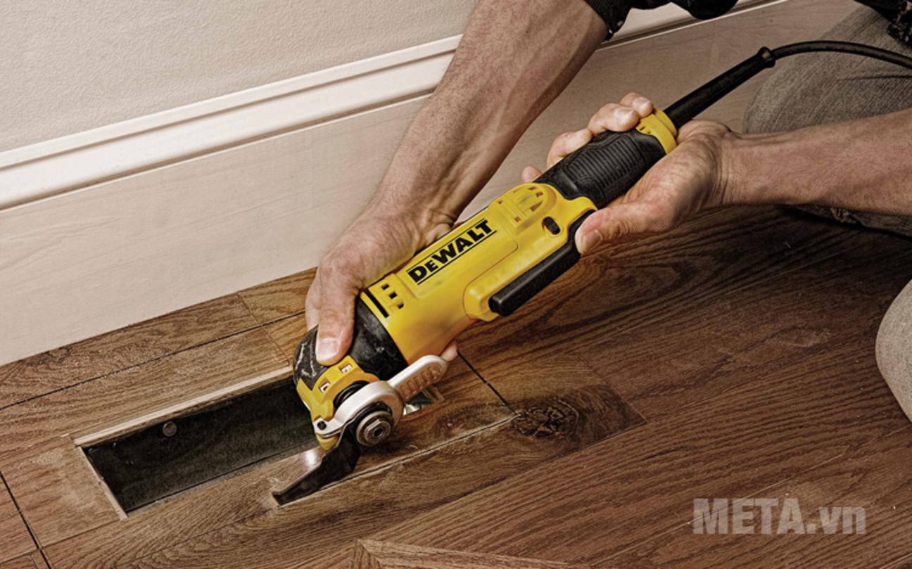 Góc rung 1.6° giúp vết cắt mịn. Image prompt: Cận cảnh vết cắt trên gỗ/kim loại với DeWalt DWE315K, cho thấy độ mịn và ít gờ.