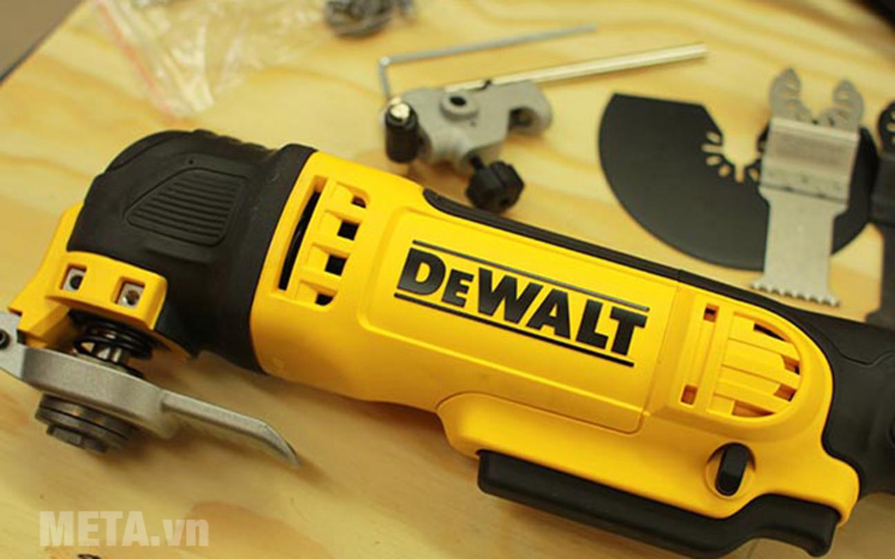 Góc rung 1.6° giúp vết cắt mịn. Image prompt: Cận cảnh vết cắt trên gỗ/kim loại với DeWalt DWE315K, cho thấy độ mịn và ít gờ.