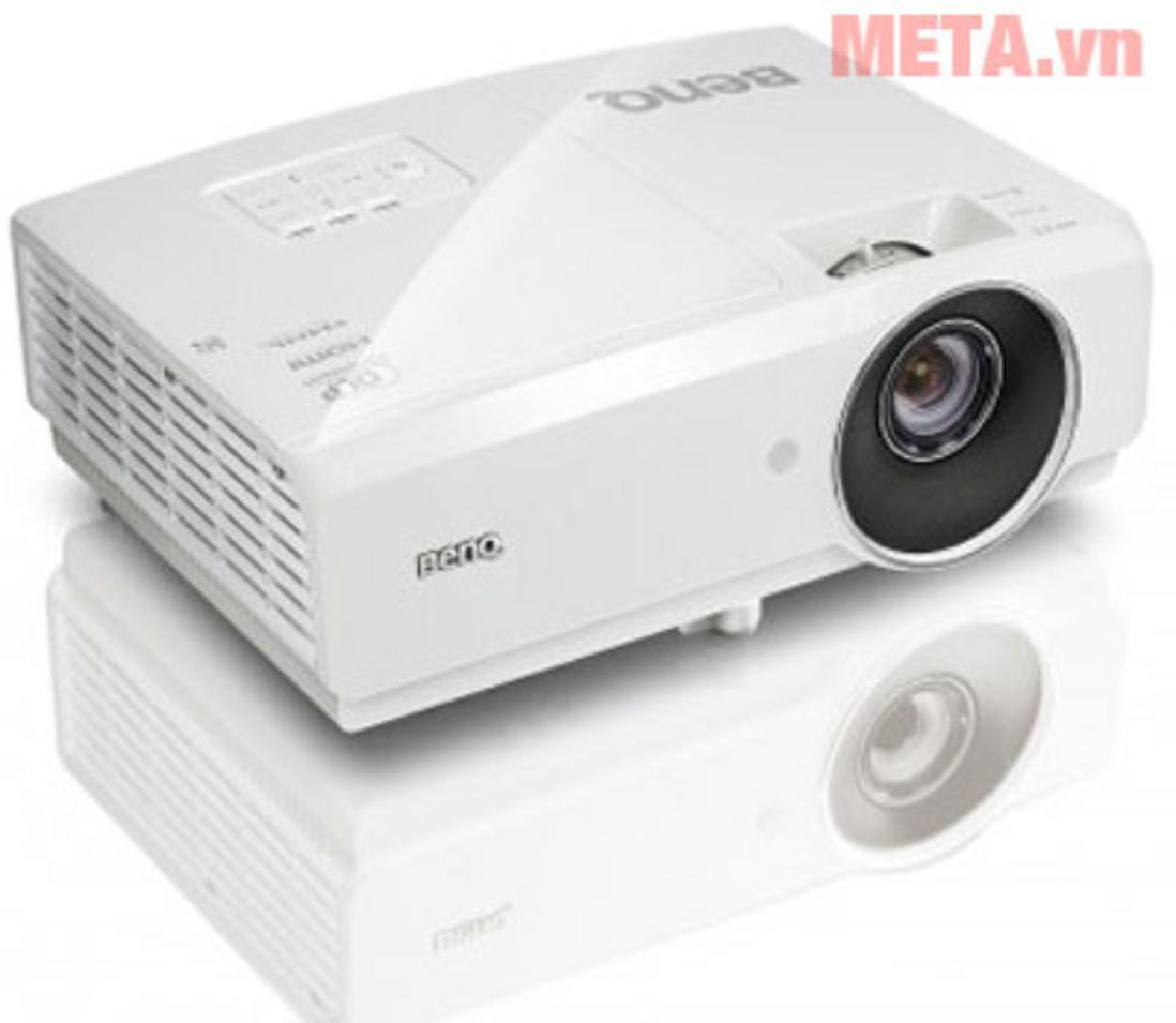 Full HD 1080p với 4.000 ANSI Lumens cho phòng họp sáng có đèn, imagePrompt: close-up of projected screen showing crisp text and vibrant colors in daylight lighting conditions.