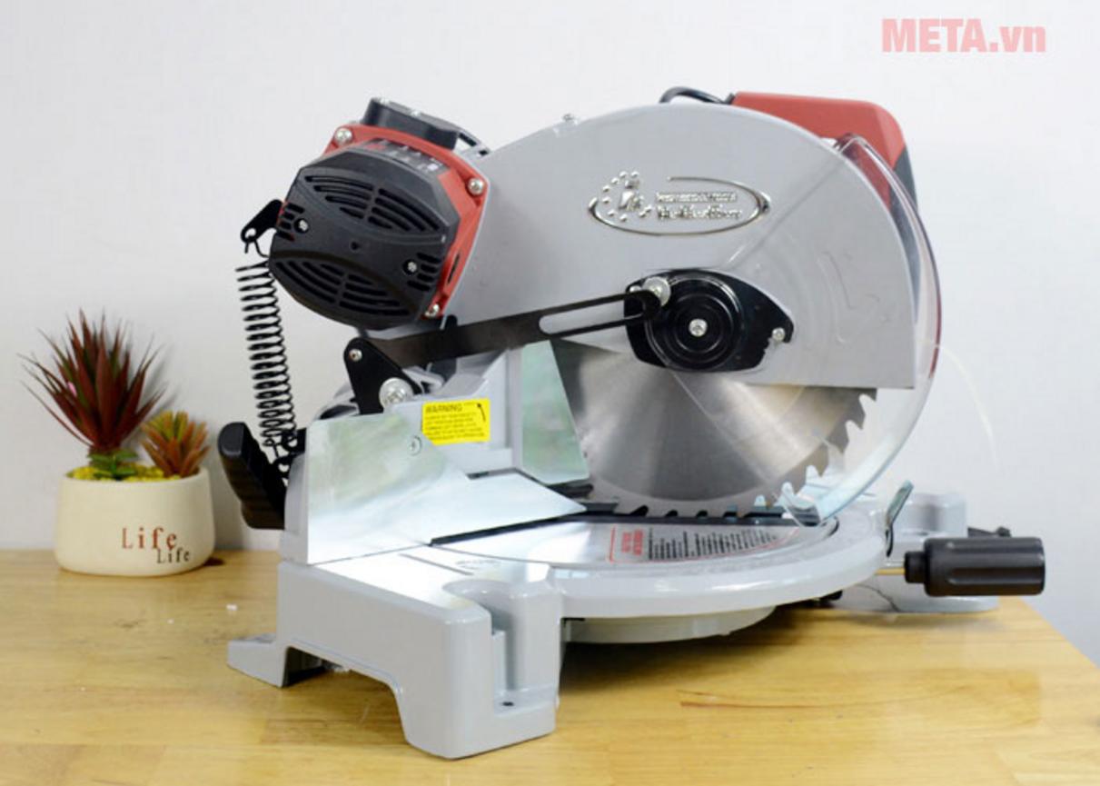Máy hiển thị chế độ cắt nghiêng với thước đo góc, minh họa việc điều chỉnh cho khung cửa nhôm.