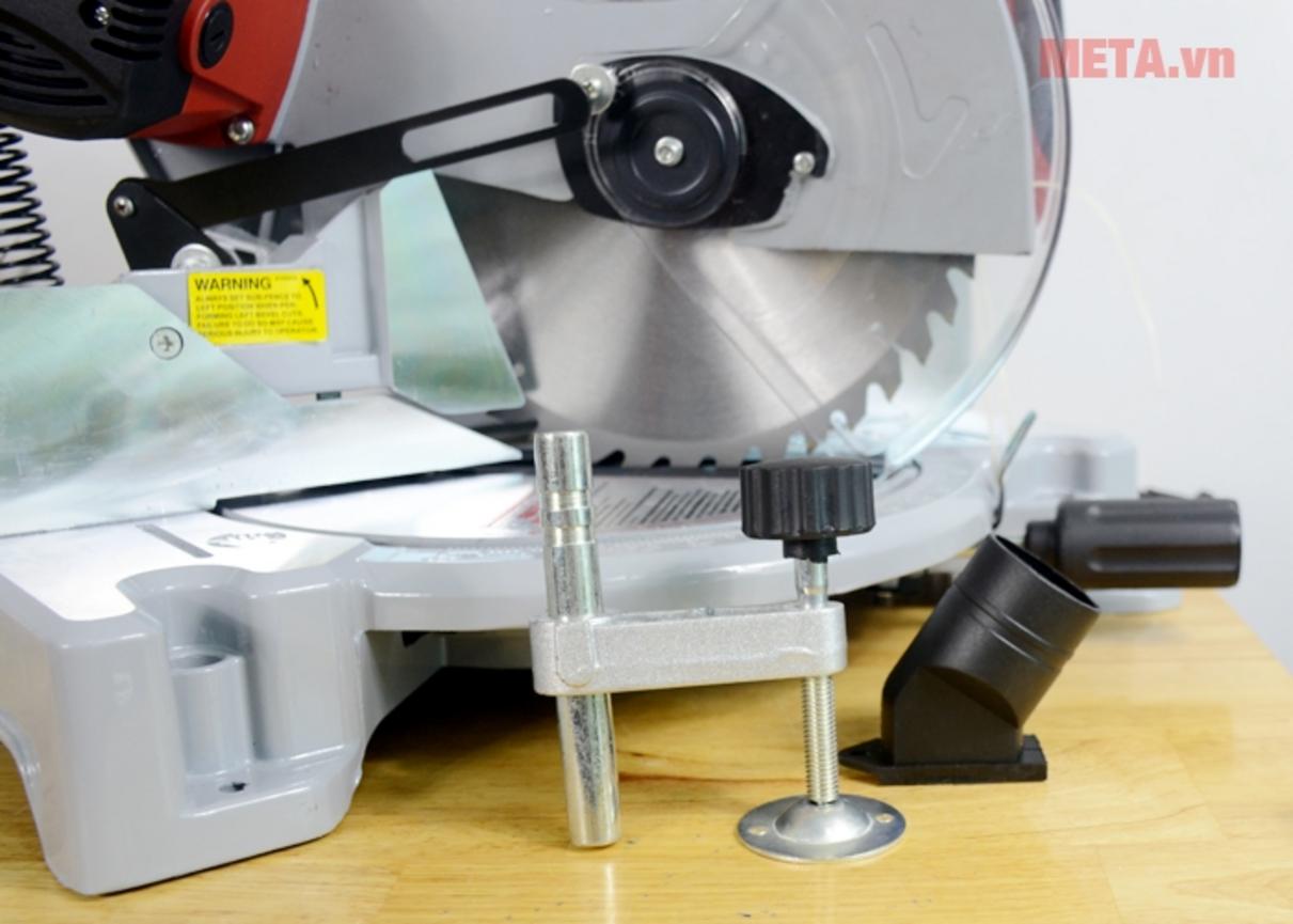 Máy hiển thị chế độ cắt nghiêng với thước đo góc, minh họa việc điều chỉnh cho khung cửa nhôm.