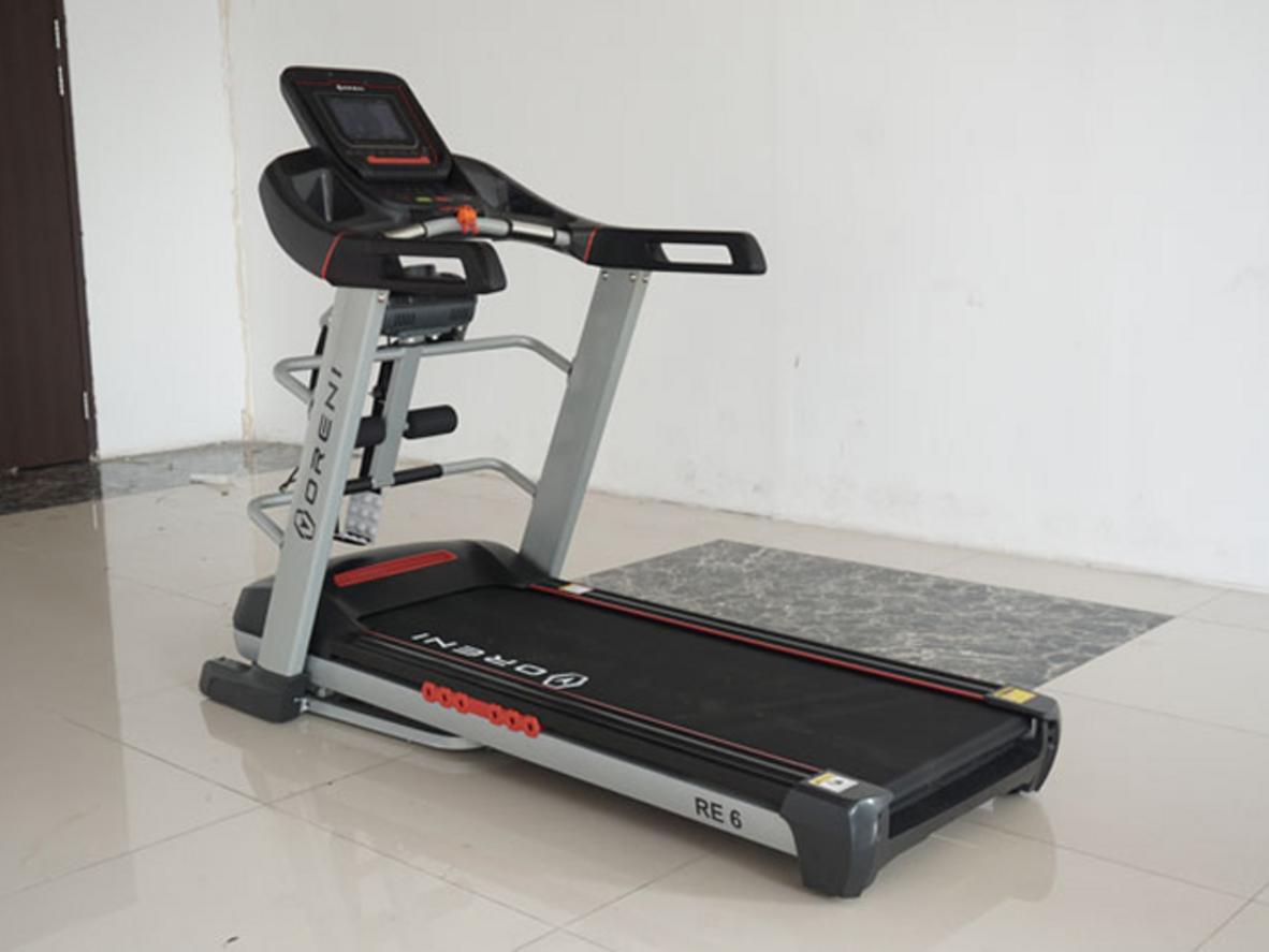 Bảo hành 5 năm và dịch vụ lắp đặt tận nhà. ImagePrompt: Technician installing treadmill in a customer's living room, friendly interaction, branded Siêu Thị Đại Việt uniform.