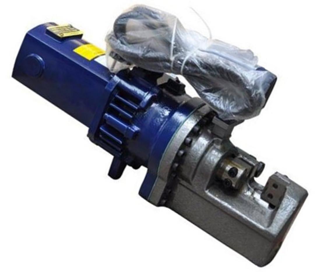 Hệ thủy lực cho vết cắt sạch và an toàn trên công trường; image should show no sparks during cut; include worker with PPE; crop mobile-friendly; image size 800x800 recommended; imagePrompt: "Close-up of the TCVN-ERC25 hydraulic cutting action on rebar — no sparks, clear cut, worker wearing gloves and goggles, construction background."