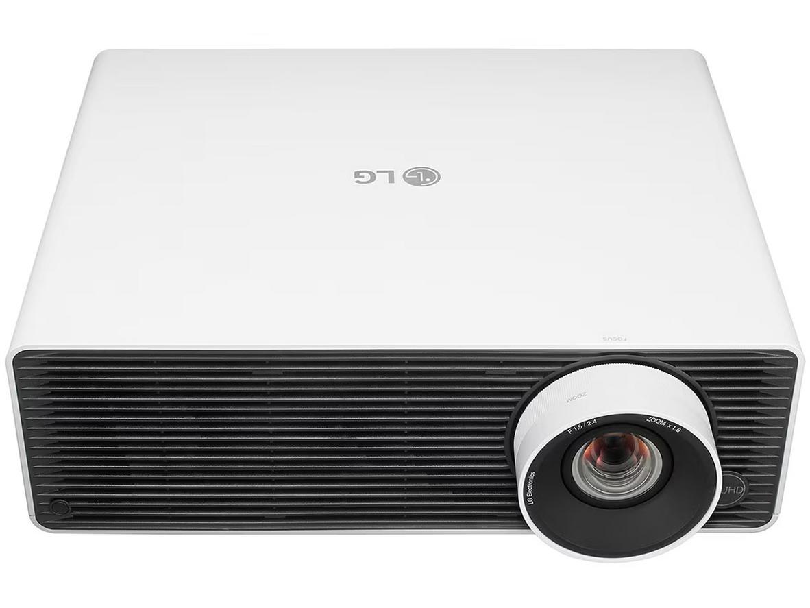 Độ phân giải 4K UHD cho hình ảnh chi tiết sắc nét trong cảnh tối và sáng đều rõ ràng.