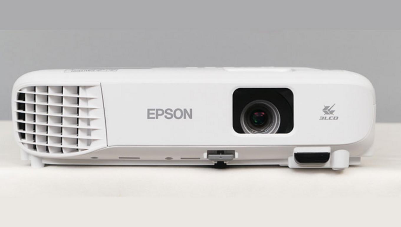 3LCD + 3.300 ANSI Lumens: hình sáng rõ trong phòng có ánh sáng