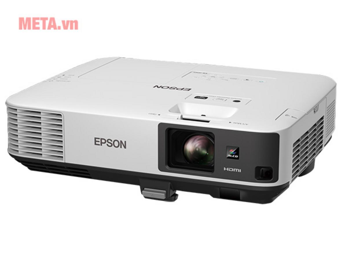 Trình chiếu sáng rõ trong phòng có ánh sáng nhờ 3LCD và 5.500 ANSI Lumens (ảnh thực tế hội trường).