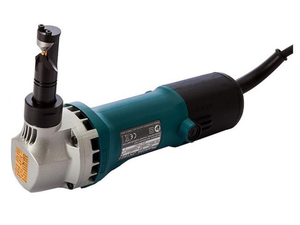 Động cơ 550W cho cắt nhanh và ổn định; hình close-up động cơ và nhãn kỹ thuật trên thân máy; use high contrast to show model label; realistic workshop setting; 3:2 ratio; high detail; natural light; focus on motor vents and label; depth of field 2/10; color balanced; no text overlays; soft shadows; studio-grade sharpness; --v 5 --ar 3:2 --q 2 --stylize 1000 --no-people --no-background-noise --no-logo --no-watermark --seed 12345; (imagePrompt: Close-up of the Makita JN1601 motor area emphasizing label and vents) -- concise alt text: Động cơ 550W của Makita JN1601.