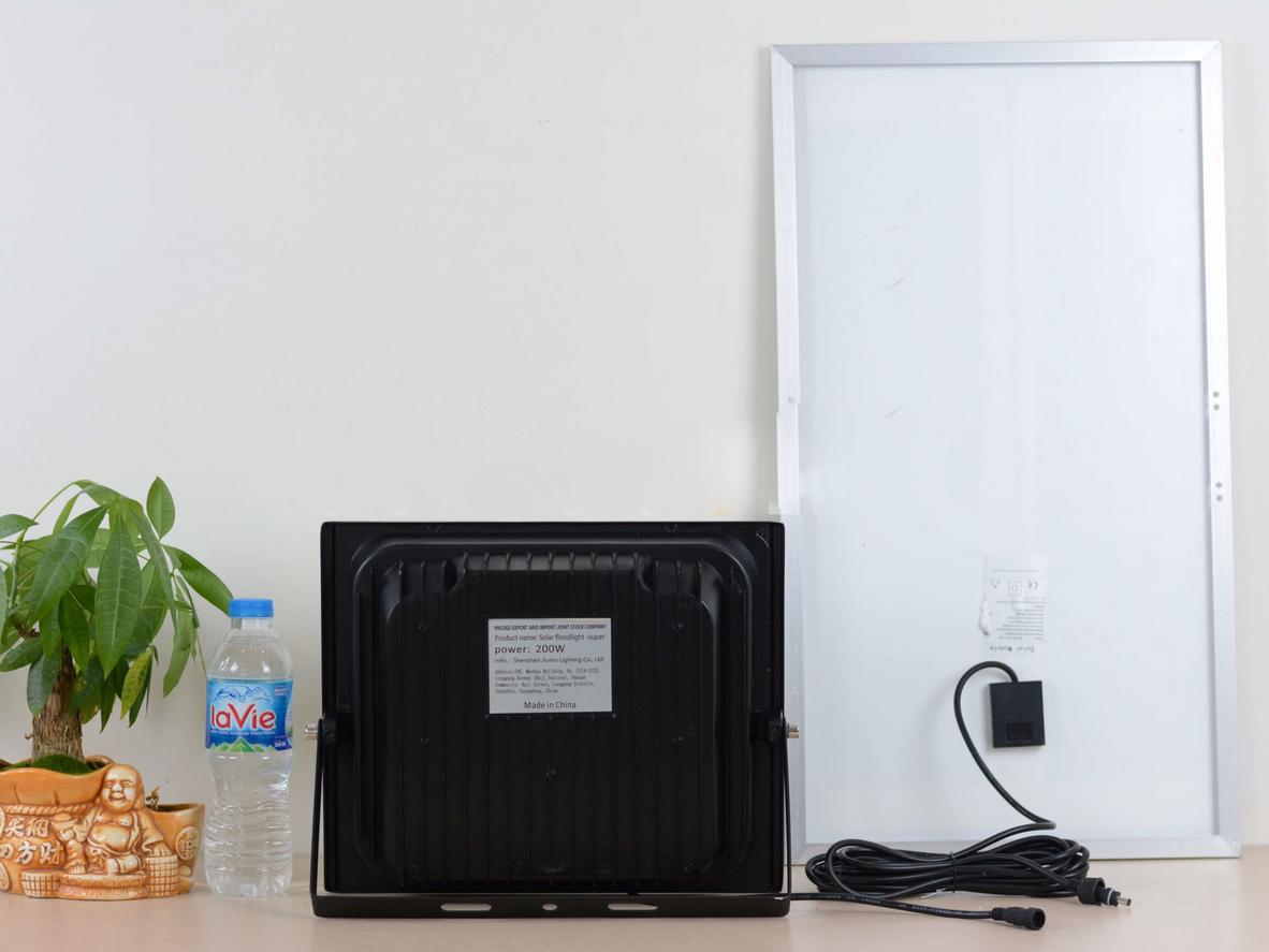 Tấm pin và vỏ ABS: bền bỉ ngoài trời