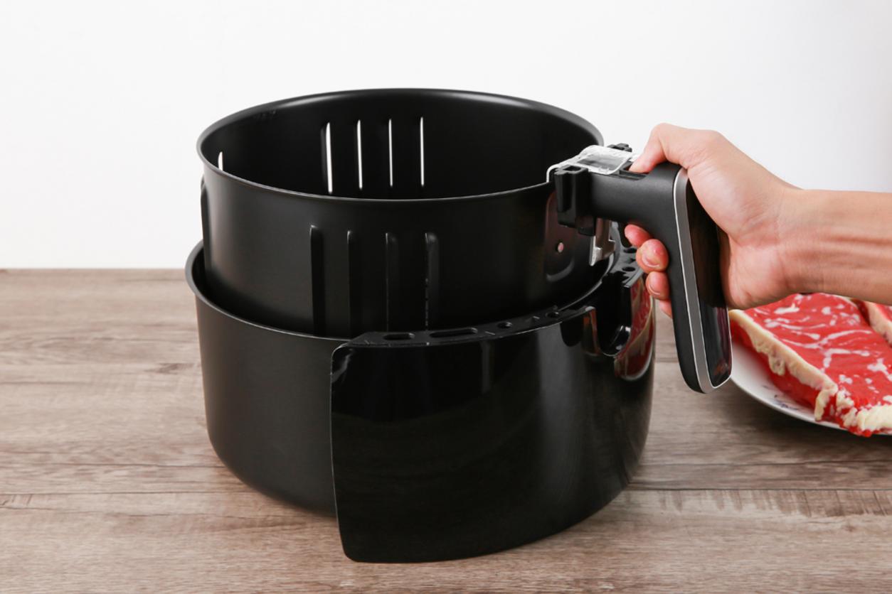 2000W và dải nhiệt 80–200°C, 8 chương trình nấu.