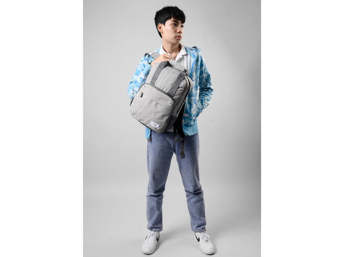 Kích thước ~42 x 31 x 17.2 cm — Trọng lượng ~0.68 kg