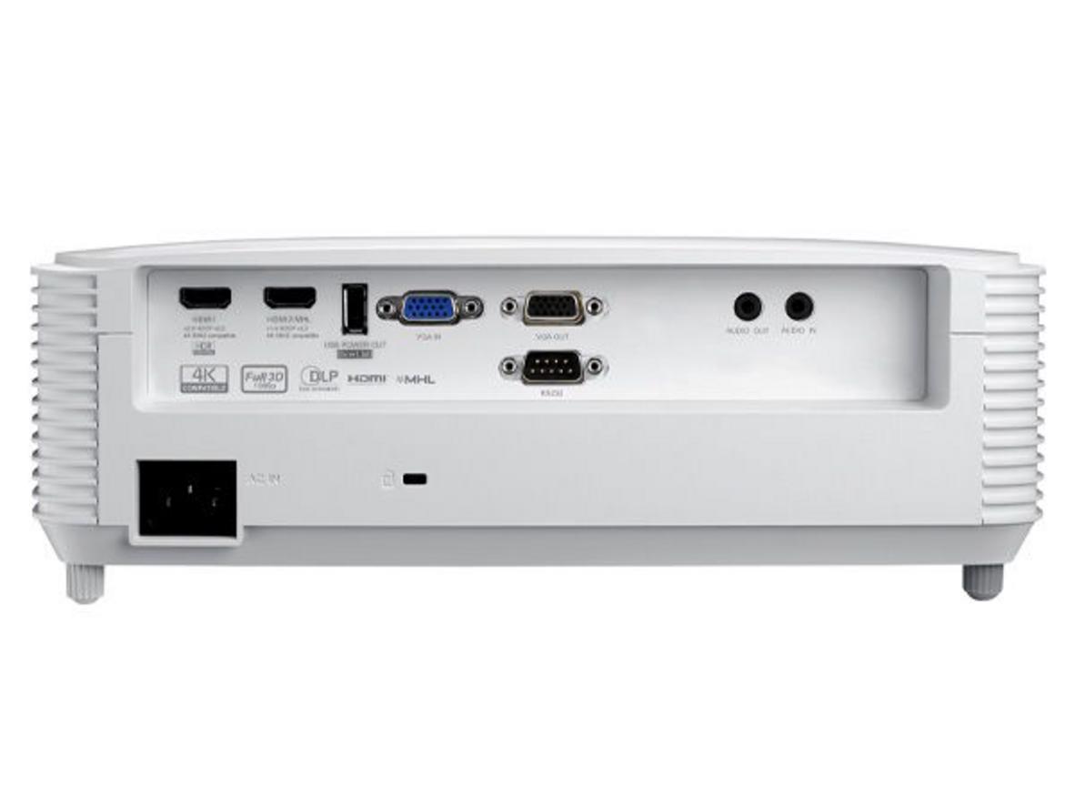 Ảnh minh họa lắp đặt treo trần và kết nối HDMI. imagePrompt: 'Installer mounting the projector on a ceiling bracket and connecting HDMI cable in a meeting room.'