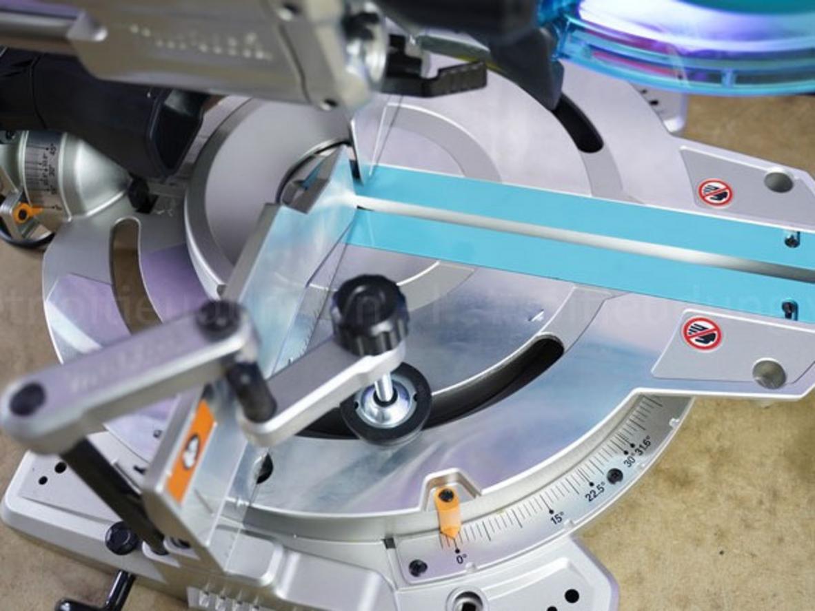 Laser định vị trên Makita LS1019L giúp căn đường cắt chính xác ngay cả khi lưỡi đang quay.