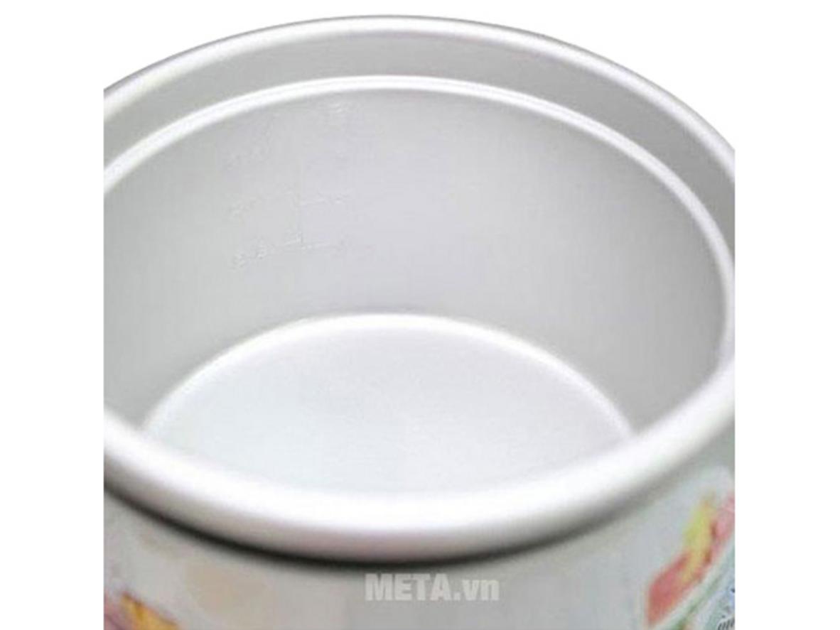 Lòng nồi hợp kim nhôm và nắp rời giúp vệ sinh dễ dàng.