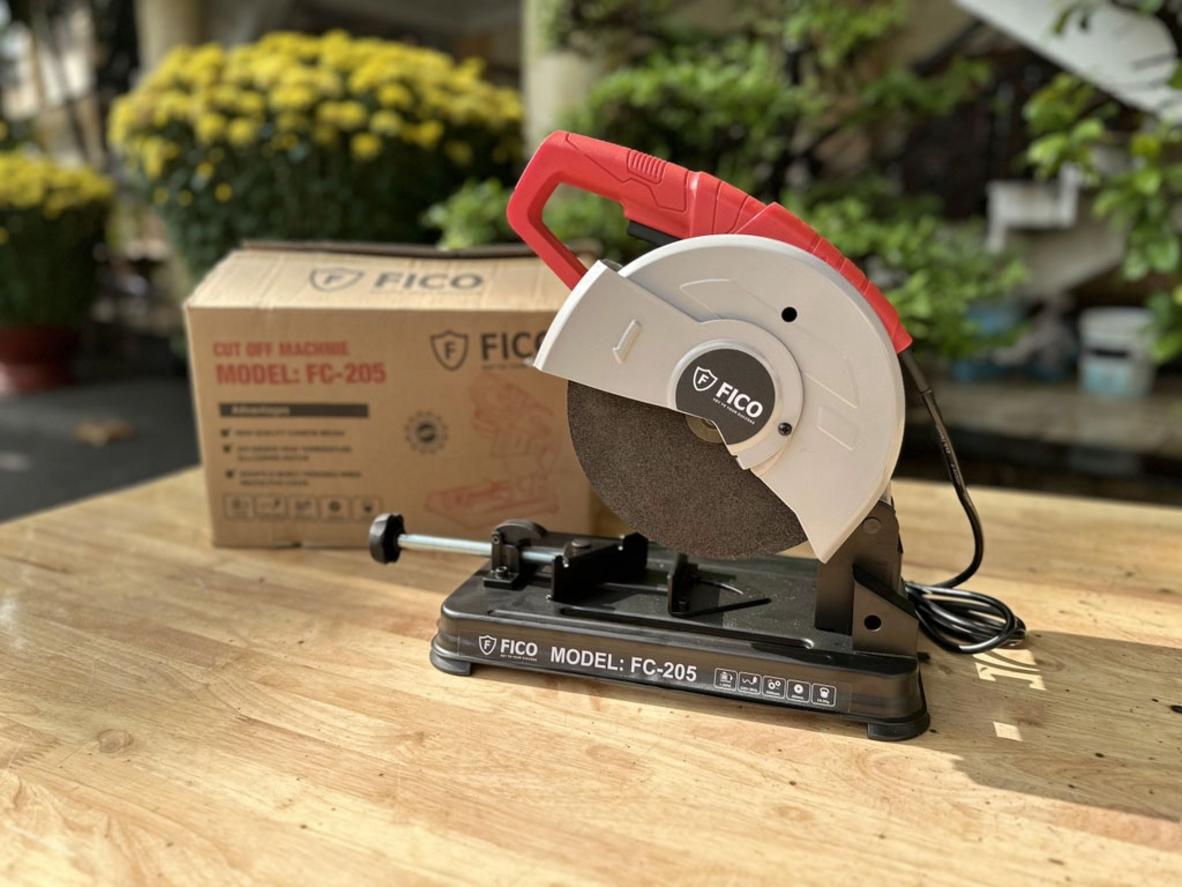 Ảnh cận lưỡi 205mm đang cắt thép ống và thép hộp - before/after.