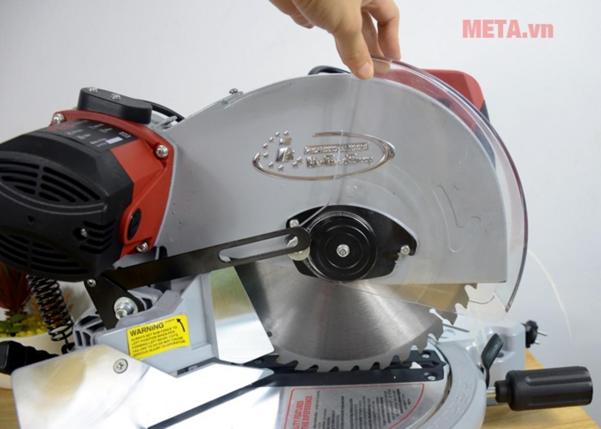 Lưỡi cắt 255mm đang cắt nhôm; hiển thị bề mặt cắt mịn để minh họa ít hao vật liệu.