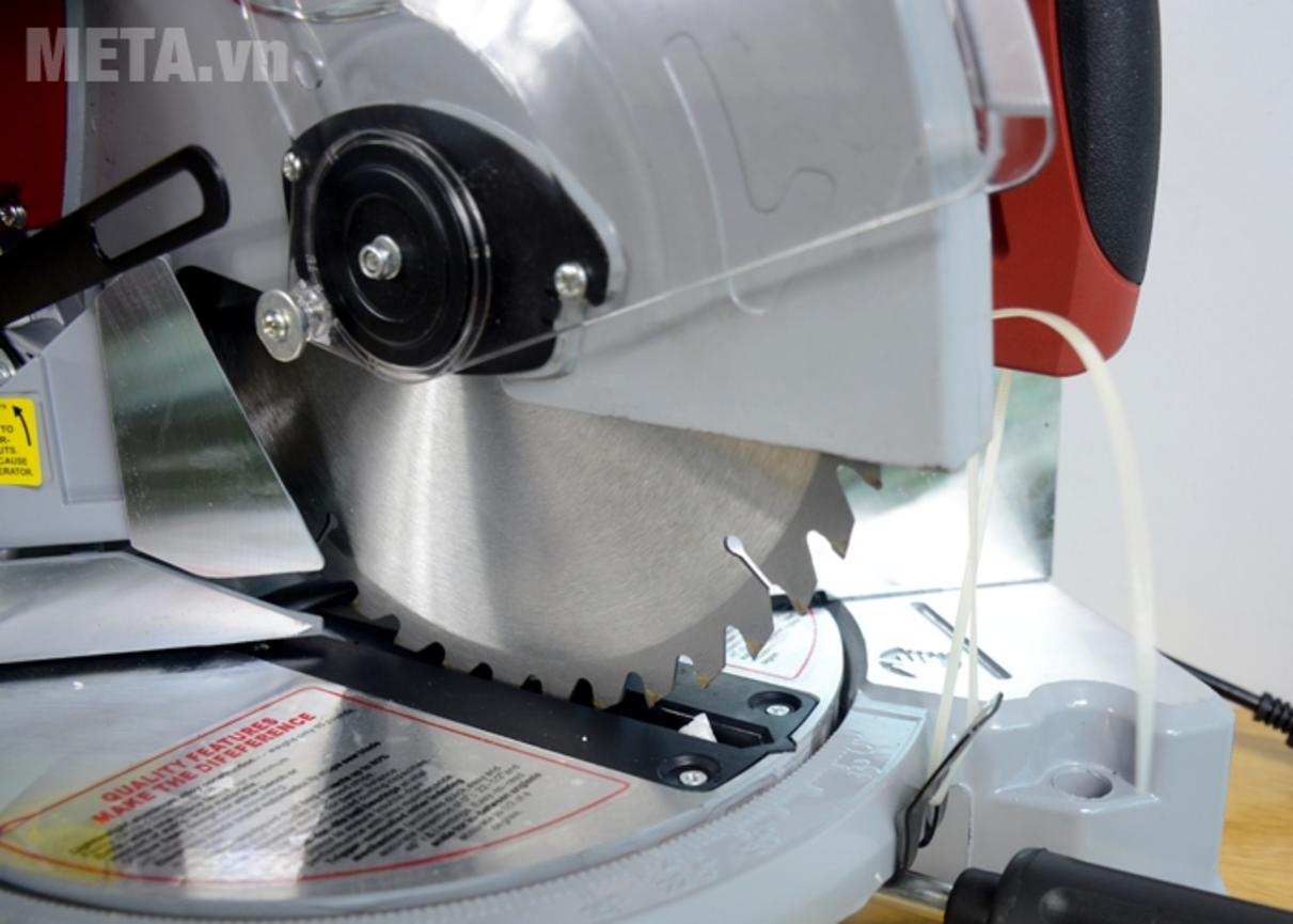 Lưỡi cắt 255mm đang cắt nhôm; hiển thị bề mặt cắt mịn để minh họa ít hao vật liệu.
