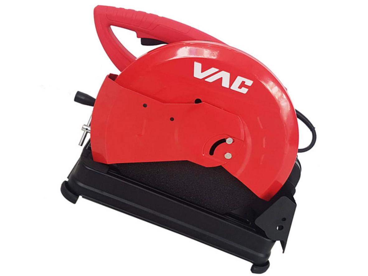 Lưỡi 355mm trên VAC VA7102 đang cắt ống sắt dày.