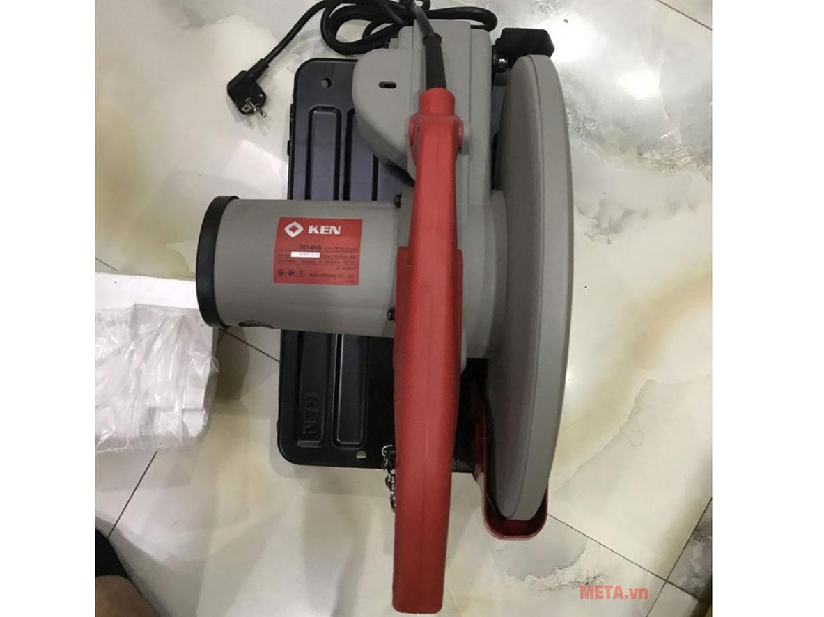 Lưỡi 355mm đang cắt ống thép lớn