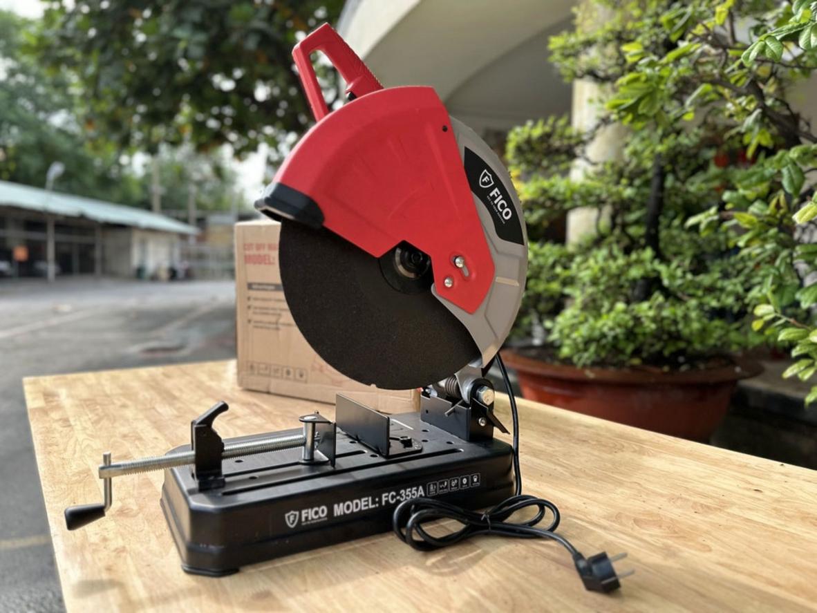 Lưỡi 355mm cho khả năng cắt sâu và đường cắt chính xác, tiết kiệm thời gian cho công việc hàng loạt.