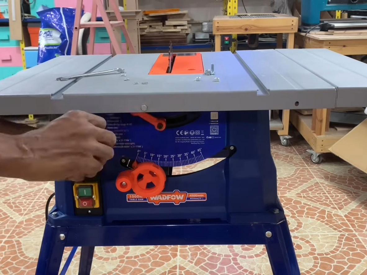 Lưỡi cưa 254mm hỗ trợ cắt 90° và 45° linh hoạt.