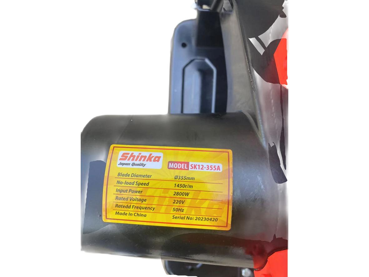 Lưỡi hợp kim 355mm đang cắt sắt vuông, hiển thị mối cắt mịn, ít tia lửa; close-up, high-speed shot; studio-quality; suitable for product page.