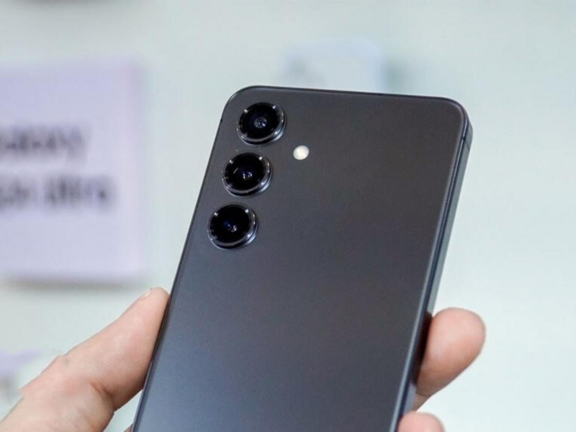 Màn hình Dynamic AMOLED 2X, sáng rõ dưới nắng