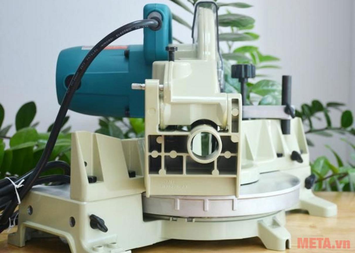 Minh họa cắt 90° và 45° trên gỗ/nhôm với kết quả before/after.