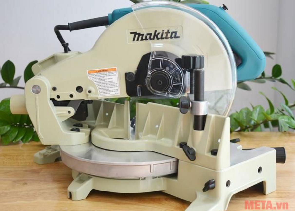 Minh họa cắt 90° và 45° trên gỗ/nhôm với kết quả before/after.