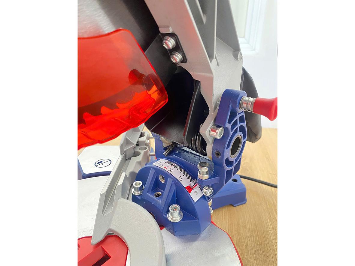 Động cơ 1.800W bền bỉ, phù hợp công trường địa phương (ảnh mô tả motor và nhãn công suất).","imagePrompt":"Close-up of the machine's motor label and vents with a hand operating the trigger to show scale.