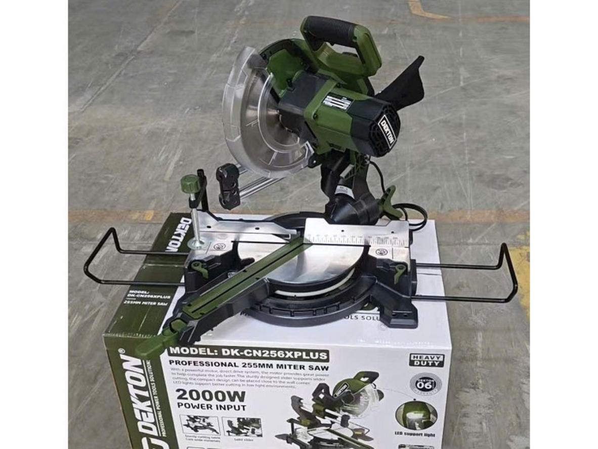 Lưỡi 255mm (120 răng) cho đường cắt mịn, phù hợp với profile nhôm phổ biến.