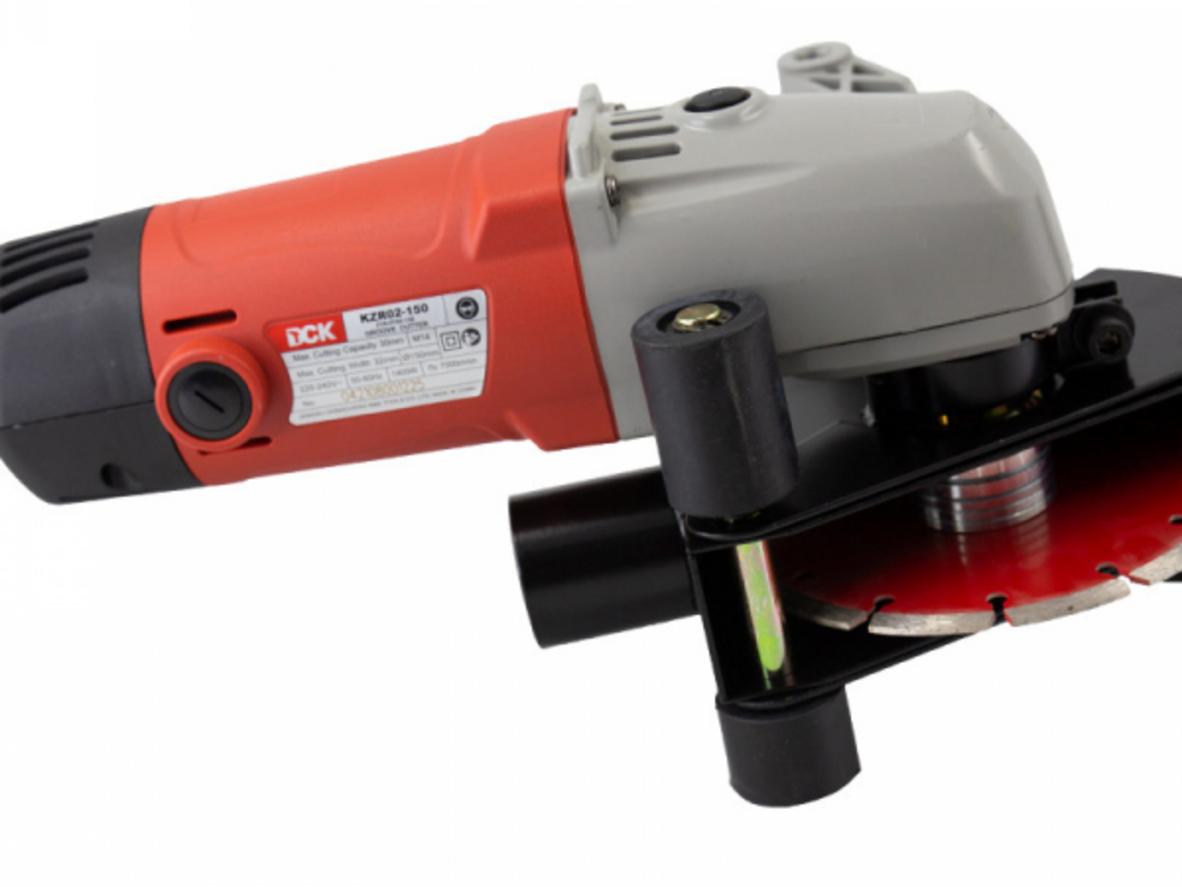 Công suất 1400W giúp cắt nhanh và ổn định trong thi công thực tế (Ảnh demo) — hiển thị máy đang cắt tường gạch với tia bụi ít nhờ hút bụi phụ trợ).","imagePrompt":"Close-up of the DCK KZR02-150 motor and control area while running, showing speed and power in action; include motion blur, workshop background.