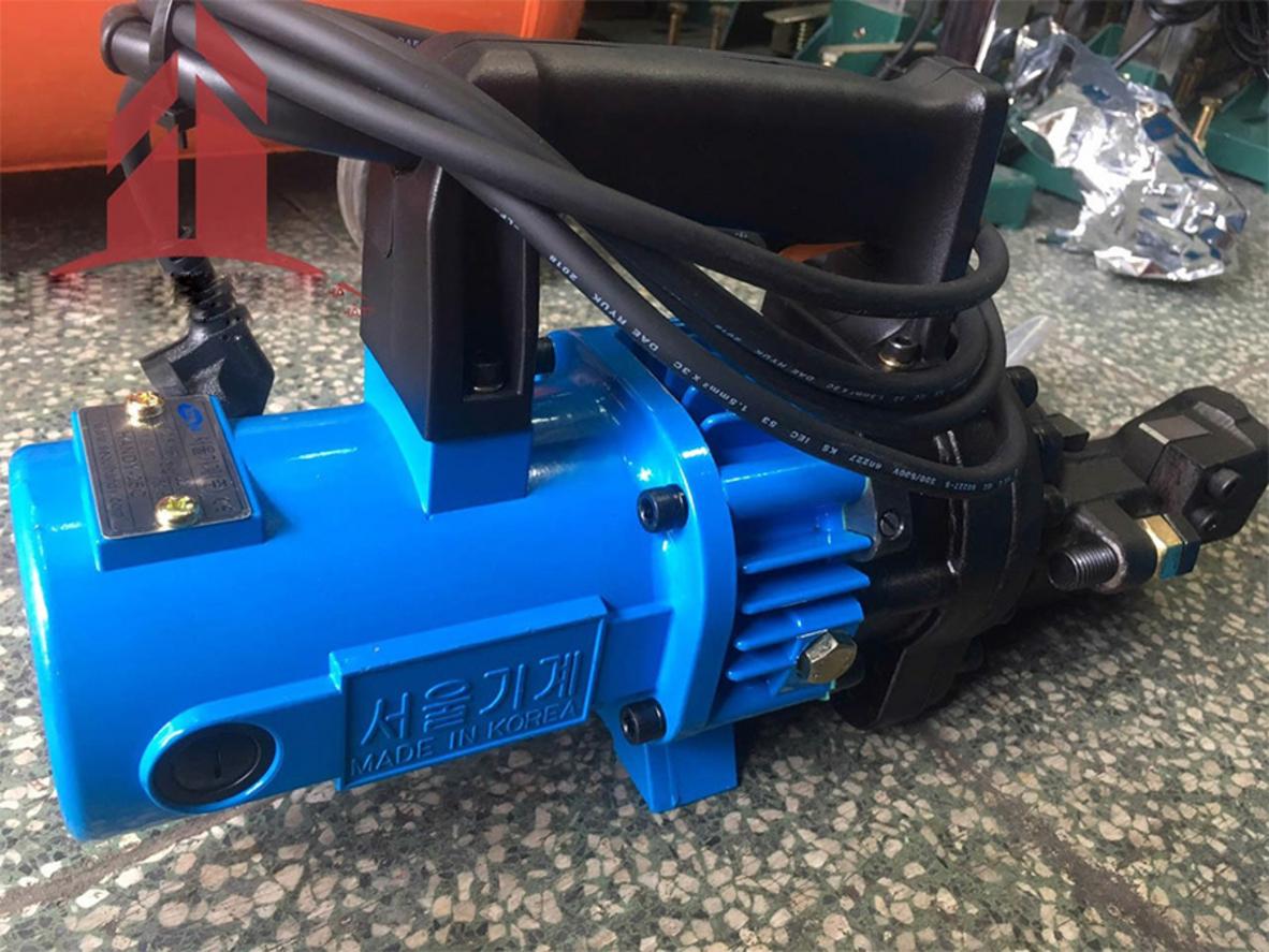 Demo cắt sắt phi 6→25mm thực tế trên công trường — minh họa tốc độ và độ chính xác. Image prompt: Short action shot of the machine cutting a 25mm rebar, sparks/minimal mess, worker hands in frame, high shutter speed.