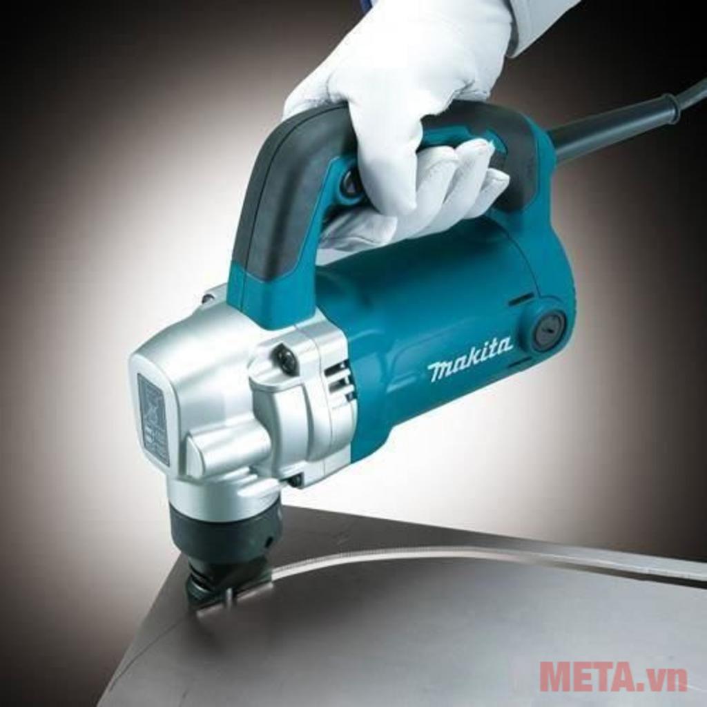 Ảnh người thợ cầm máy JN3201 làm việc ở góc bo cong hẹp.