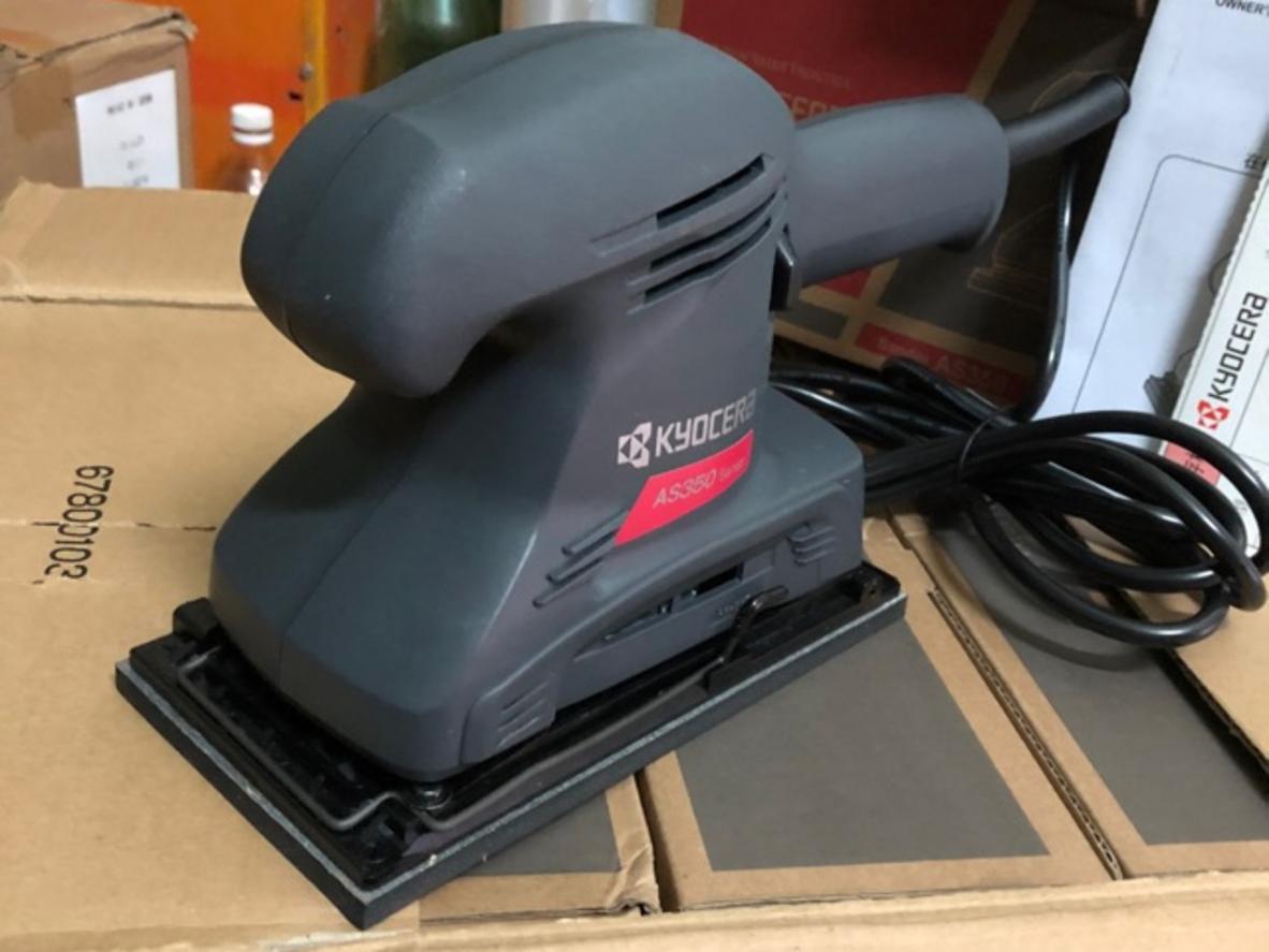Hiệu suất: 190W & 11.000 rpm — chà nhanh, không nóng máy khi dùng lâu kế tiếp hình ảnh máy đang hoạt động trên tấm gỗ.