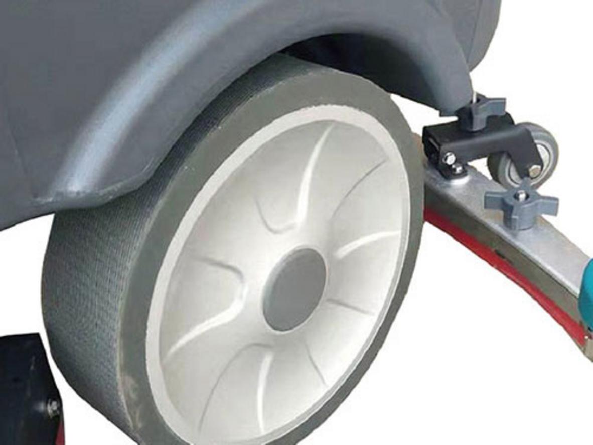 KMS D9 đang vận hành trên sàn nhà xưởng rộng, thể hiện vùng sạch rộng sau 1 lần chạy bản chà duy nhất (before/after).