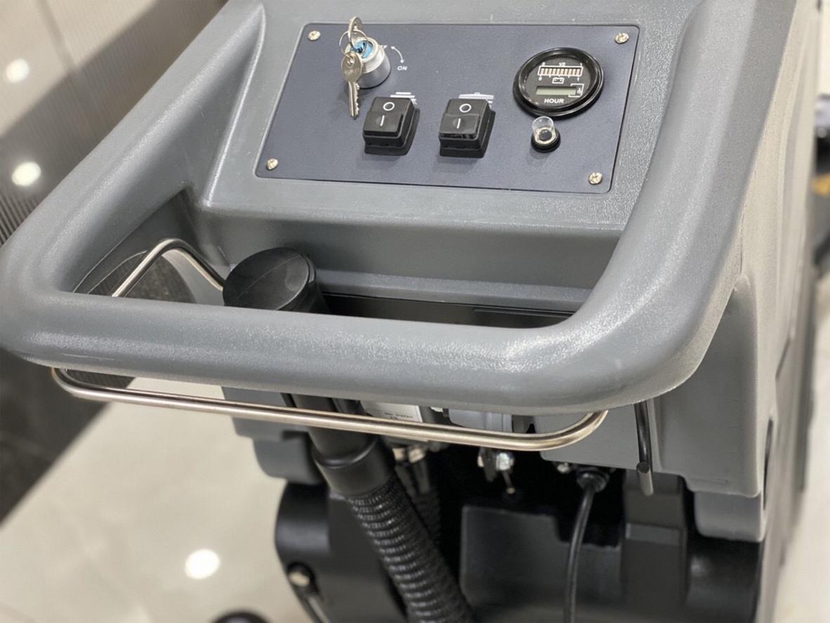 Motor chà 560W + motor hút 550W — Hiệu suất cao.