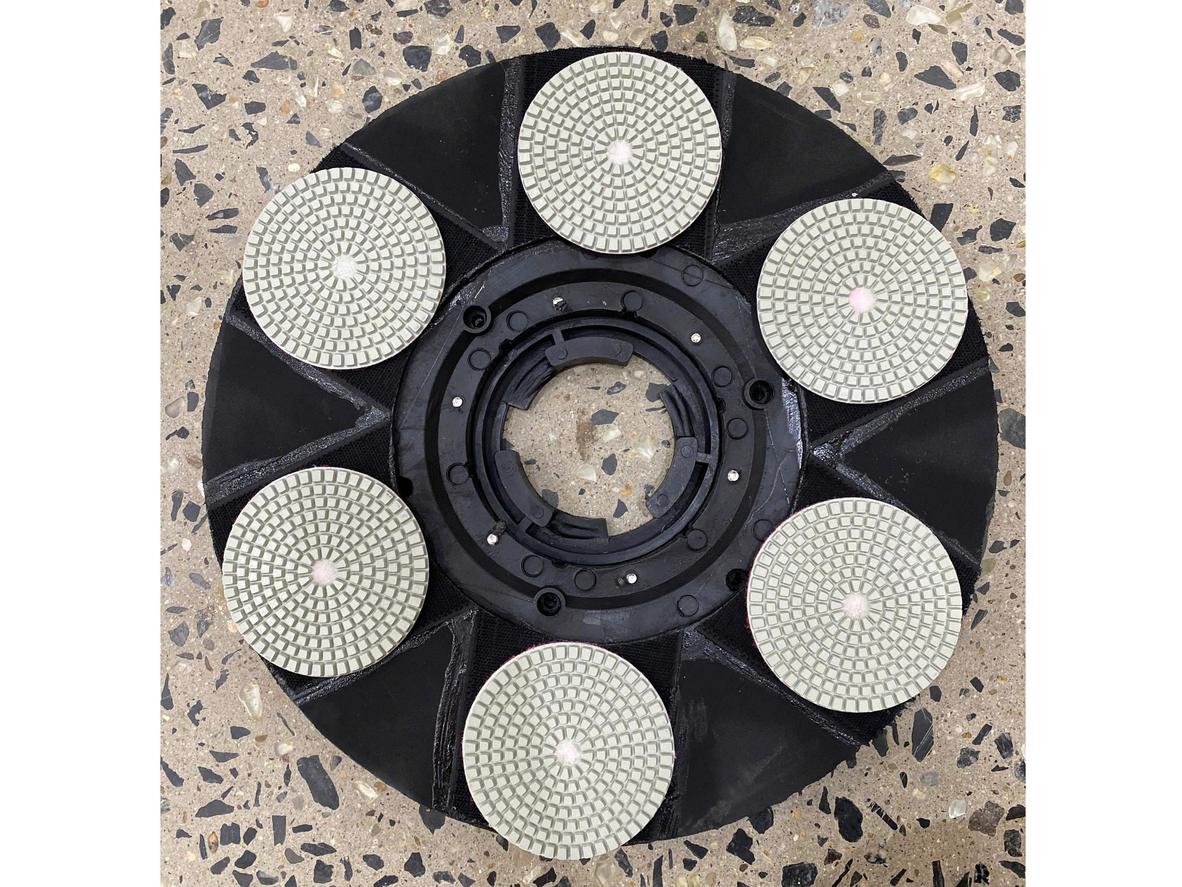 Pad 17" (400 mm) phủ diện tích rộng, hiệu quả cho sàn thương mại.
