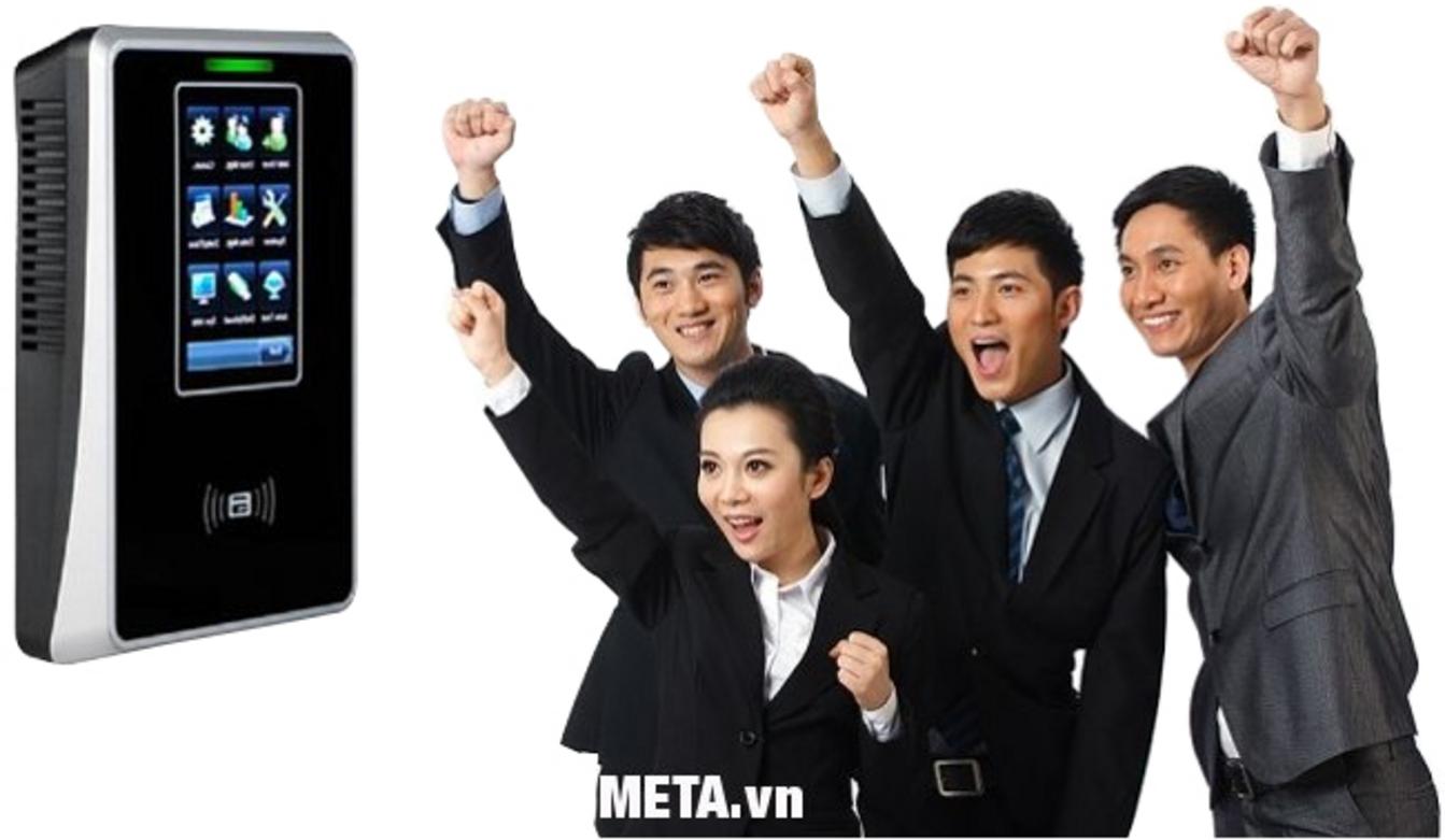 Thẻ RFID & dung lượng quản lý 30.000 thẻ mỗi thiết bị.  Note: Use an image showing a staff member tapping a card near the device and a close-up of the card reader.
