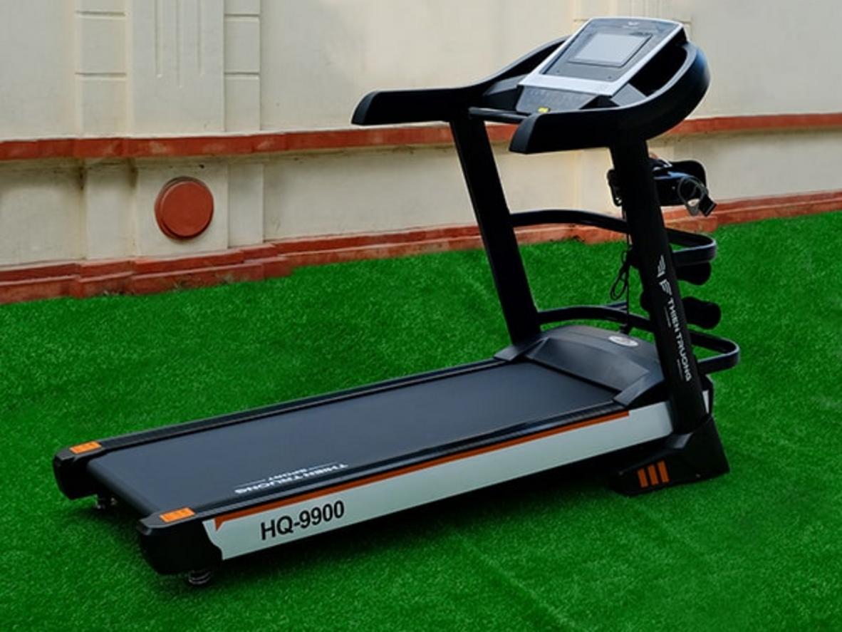 Thảm chạy 5 lớp và hệ giảm chấn trên HQ-9900 - minh họa cấu trúc lớp - Siêu Thị Đại Việt (close-up).","imagePrompt":"Macro shot of treadmill running belt layers, cutaway showing 5 layers and shock absorbers.