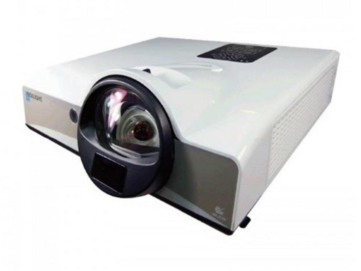 Chiếu 80" chỉ với ~1m, giảm bóng người thuyết trình (ví dụ phòng học). Ảnh thực tế cần hiển thị khoảng cách chiếu và kích thước ảnh (throw‑distance). (Include a 80" at 1m photo).