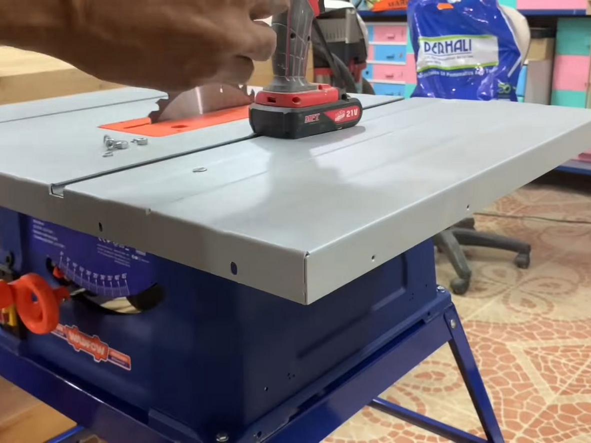 Thiết kế có chân hỗ trợ độ vững và an toàn khi sử dụng.