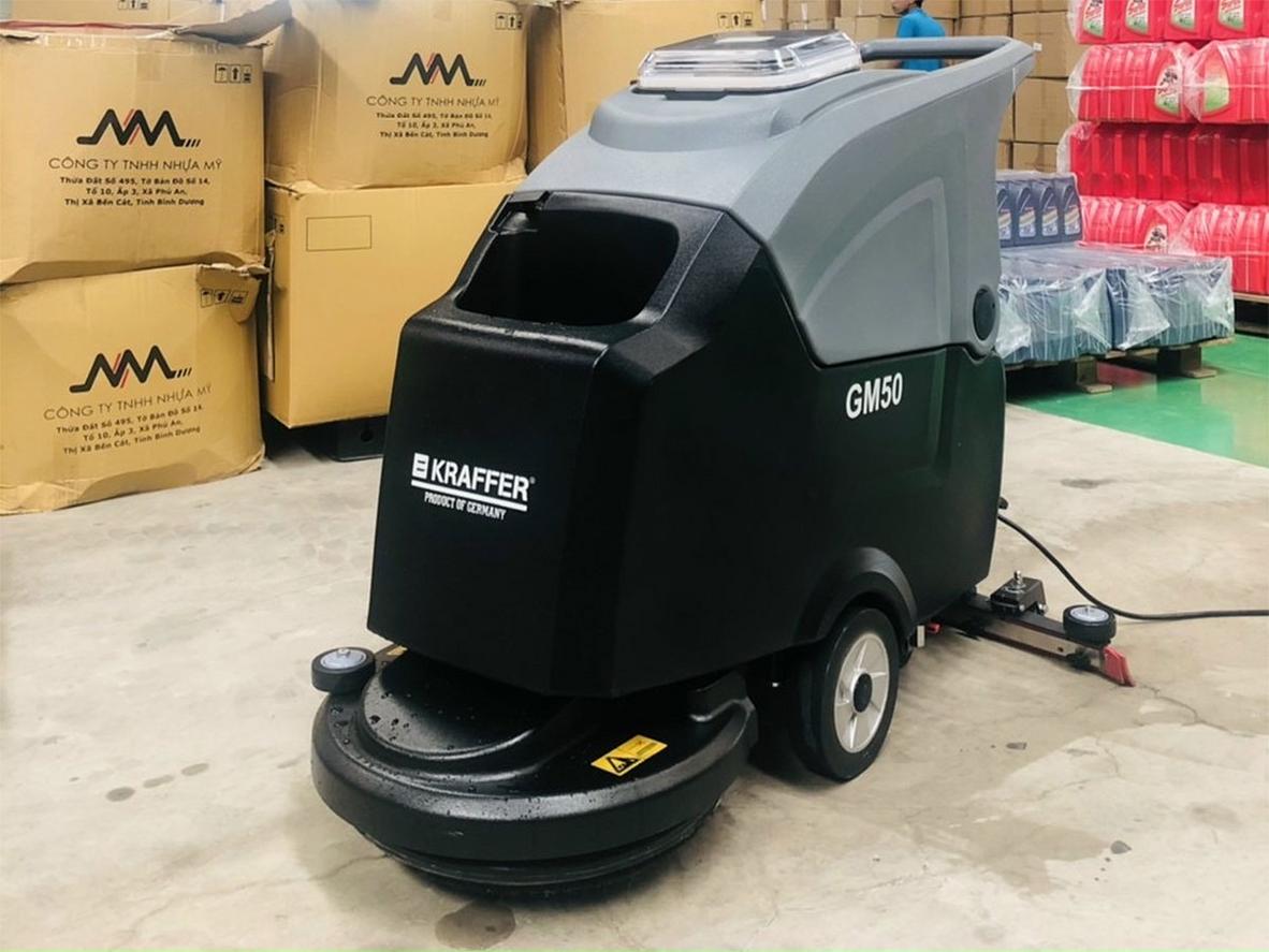 Motor chà + hút của Kraffer GM50 hoạt động mạnh mẽ, hút sạch nước bẩn ngay lập tức (ảnh thực tế).","imagePrompt":"Close-up of the machine's motors and control panel, showing power cables and labels.