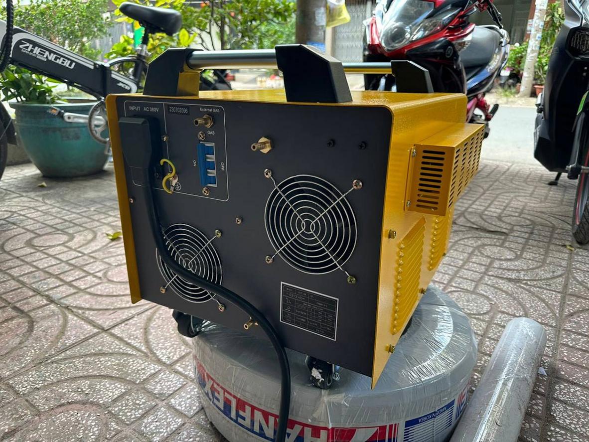 Máy nén tích hợp trên Protech CUT120MAX Air giúp vận hành di động, không cần máy nén ngoài trong nhiều tình huống thi công thực tế (ảnh minh họa).