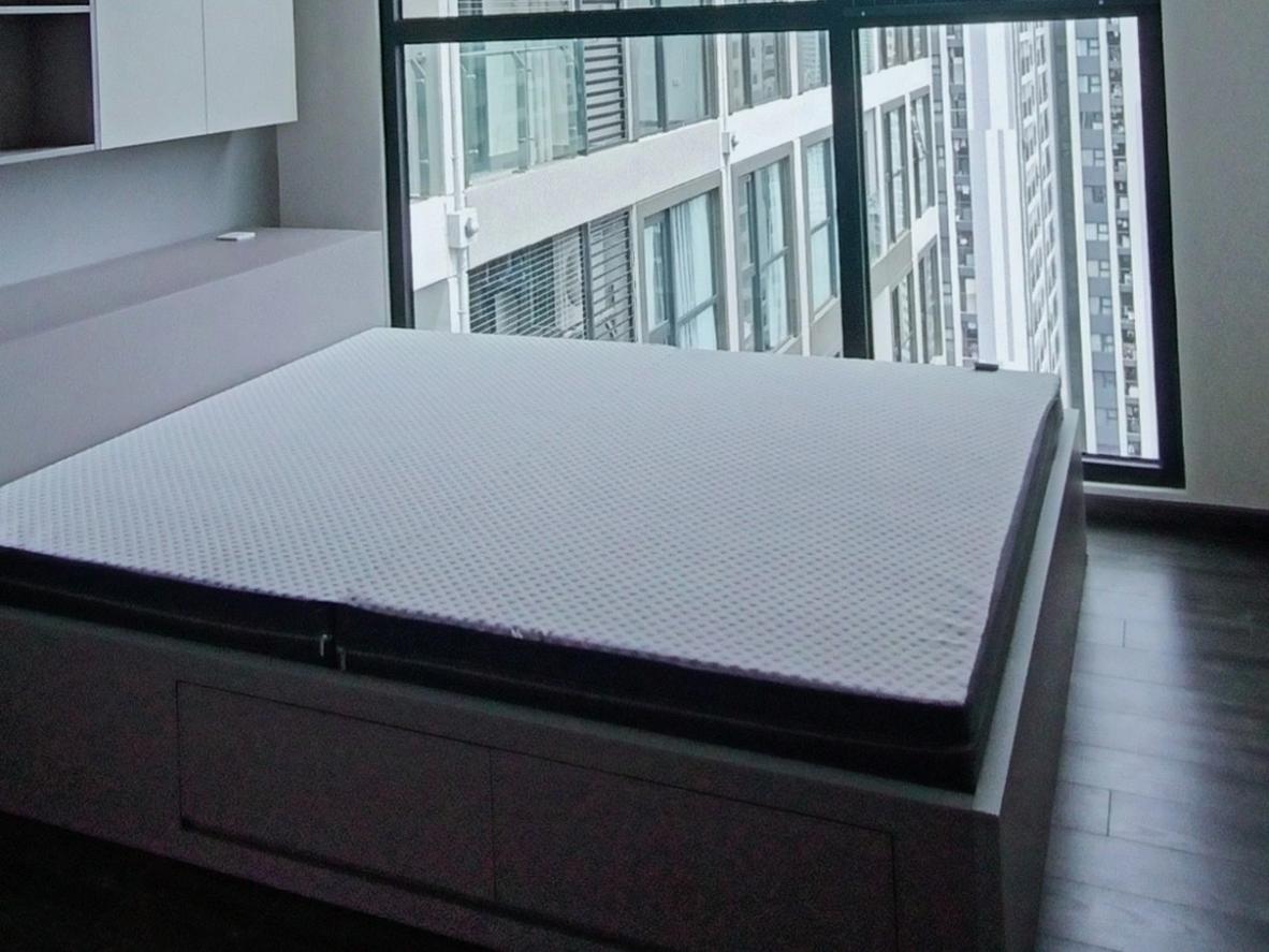 Lớp Memory Foam ôm sát cơ thể — giảm áp lực vùng cột sống.