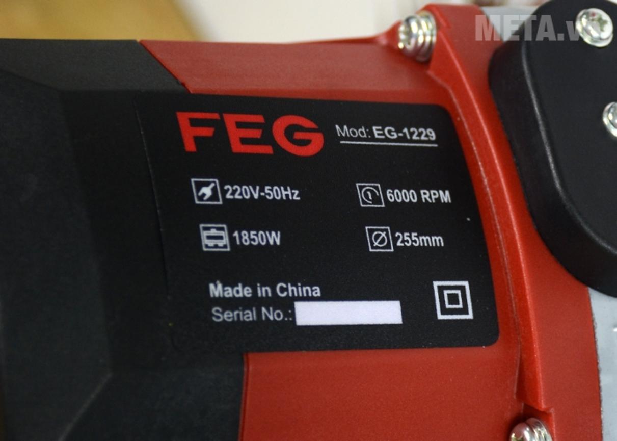 Mô tơ chổi than lõi dây đồng của FEG EG-1229 — bền và ổn định khi vận hành tại xưởng nhỏ nhanh bận rộn trông sáng sủa, có ánh sáng tự nhiên. Hiển thị chi tiết cuộn dây và vỏ bảo vệ máy (cận cảnh). Trong nền có miếng nhôm/ gỗ đã cắt sẵn và công nhân nhỏ đang vận hành máy để minh hoạ năng suất.