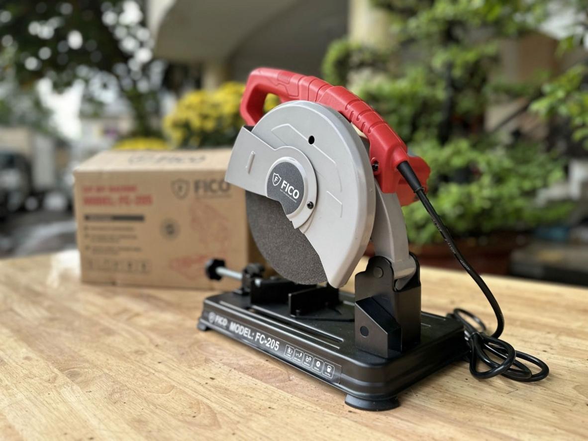 Mô tơ chổi than và tay cầm tiện dụng - ảnh minh họa thao tác thay chổi.