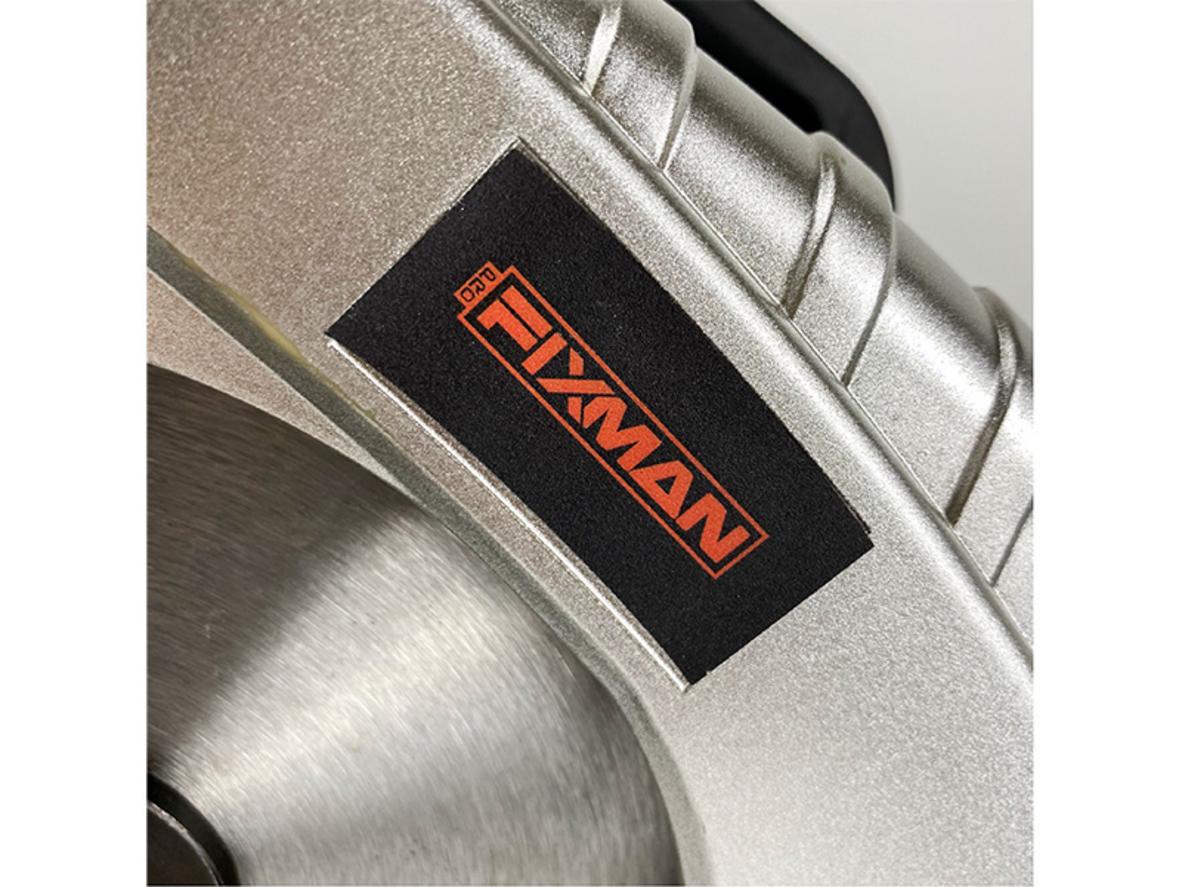 Mô tơ chổi than lõi dây đồng — ảnh close-up mô tơ và tem kỹ thuật; imagePrompt: Photo of the motor label and brush access.